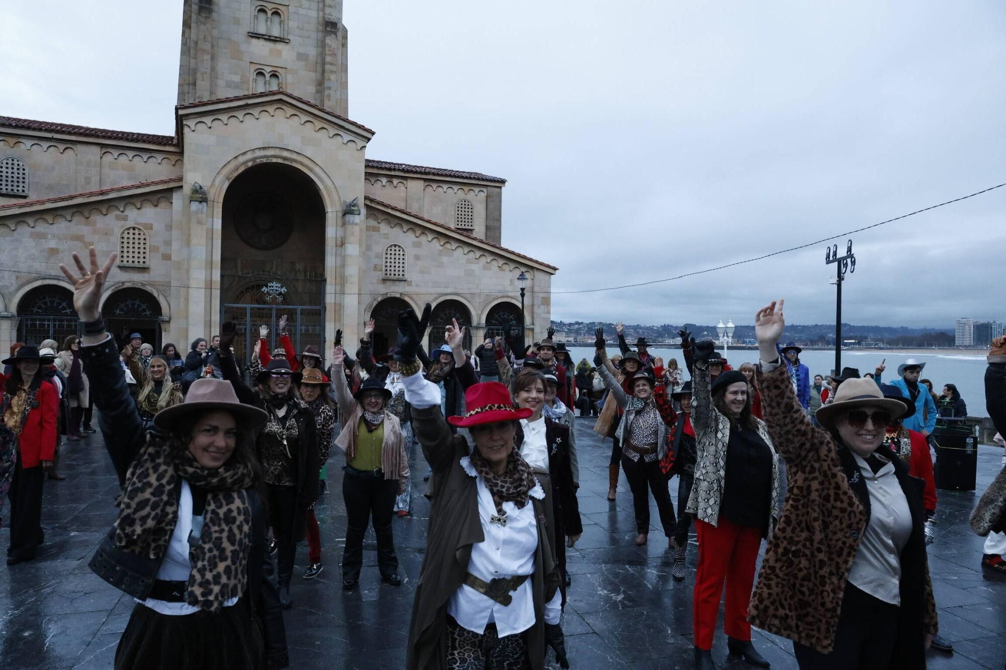 EN IMÁGENES: Flashmob en honor a Tino Casal en Gijón