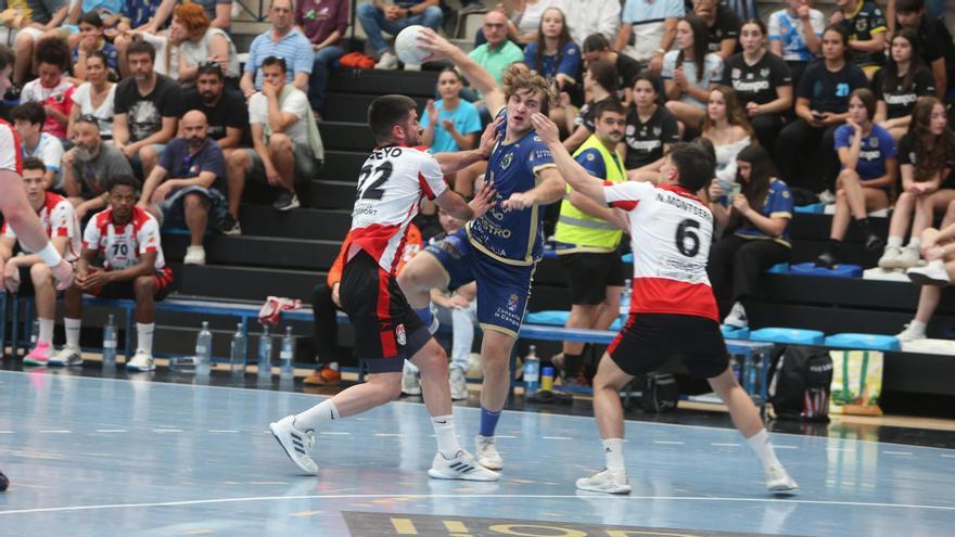 Brais González en una acción ofensiva del partido entre el Frigoríficos del Morrazo y el Puerto Sagunto.