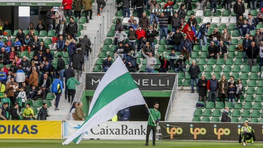 Seguidores del Elche en el Martínez Valero