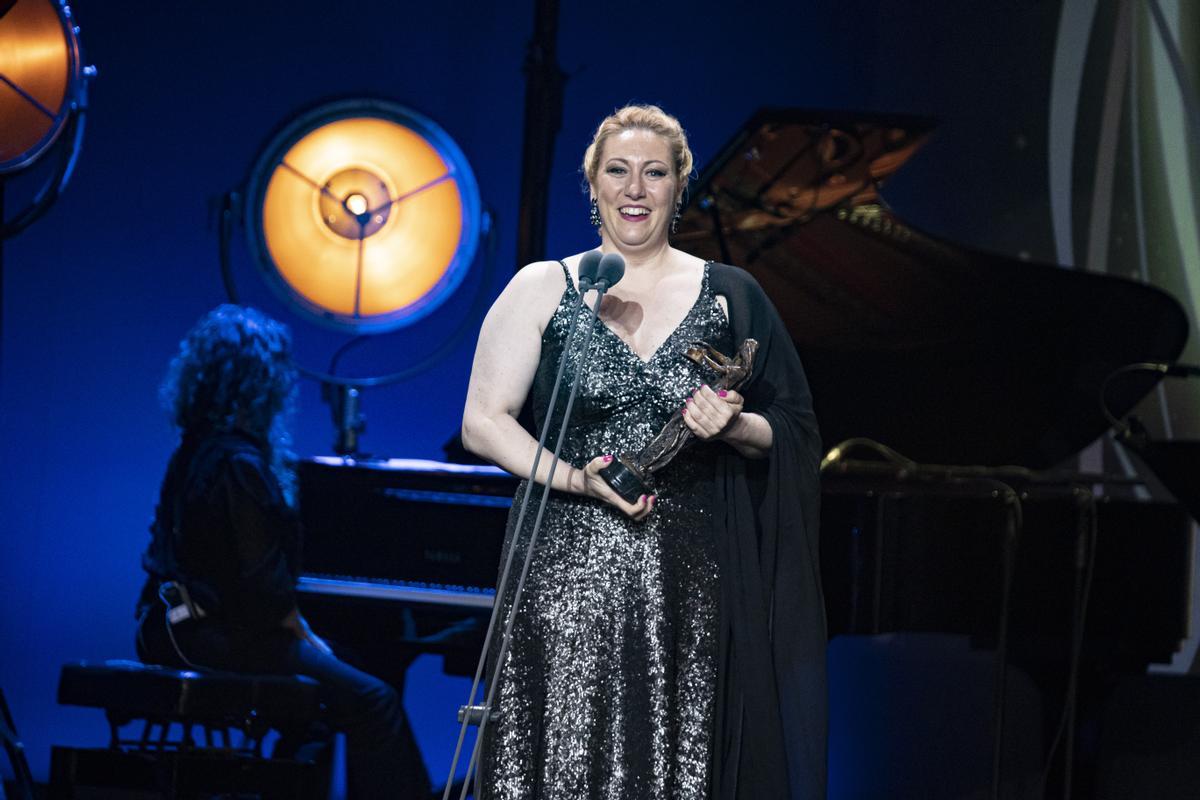 La soprano Saioa Hernández, tras recibir su premio por el Nabucco de Verdi producido por el Teatro Real.