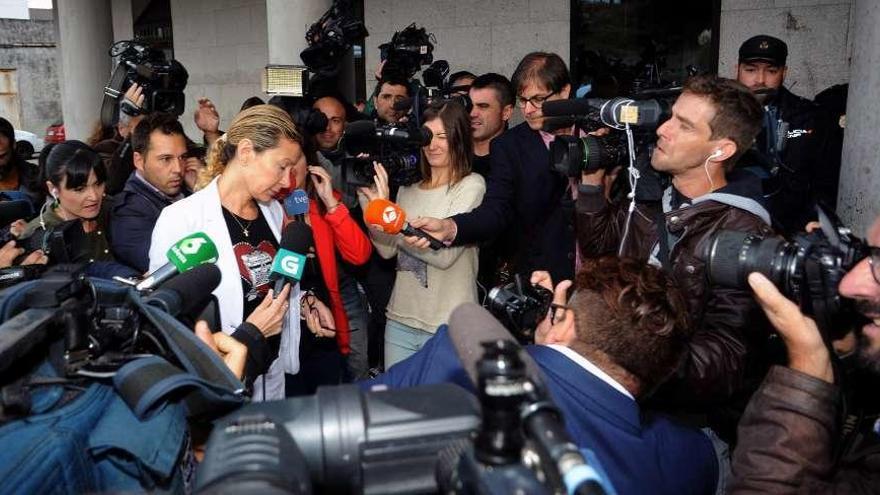 La madre de Diana Quer durante una visita a los juzgados de Ribeira.