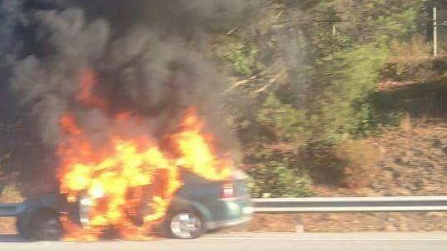 El cotxe en flames, en una imatge extreta d&#039;un vídeo gravat des d&#039;un altre cotxe que circulava per l&#039;AP7