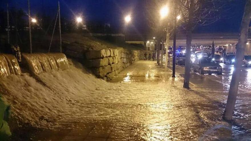 El agua entra en la capital, que activa la alerta máxima