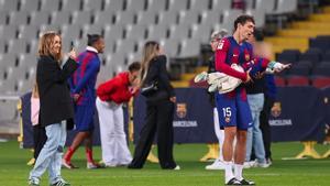 Christensen juega con su hijo y su esposa tras el FC Barcelona - Rayo Vallecano
