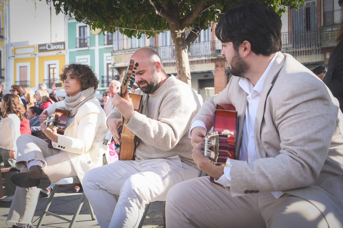 La capital extremeña vive un sábado lleno de magia, arte y tradición.