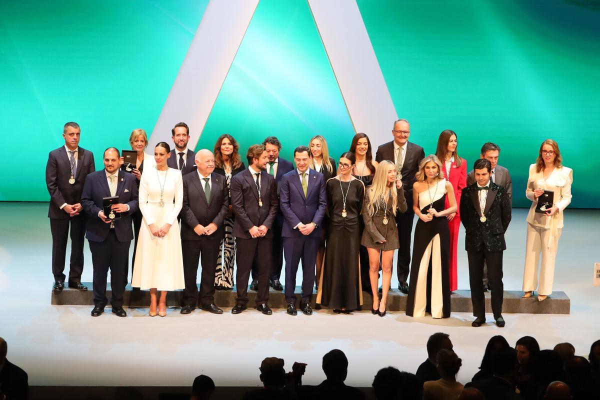 Los galardonados con los títulos de Hijos Predilectos y con las Medallas de Andalucía posan en la foto de familia.