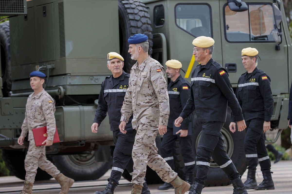 Felipe VI visita las unidades militares desplegadas en Valencia a consecuencia de la DANA
