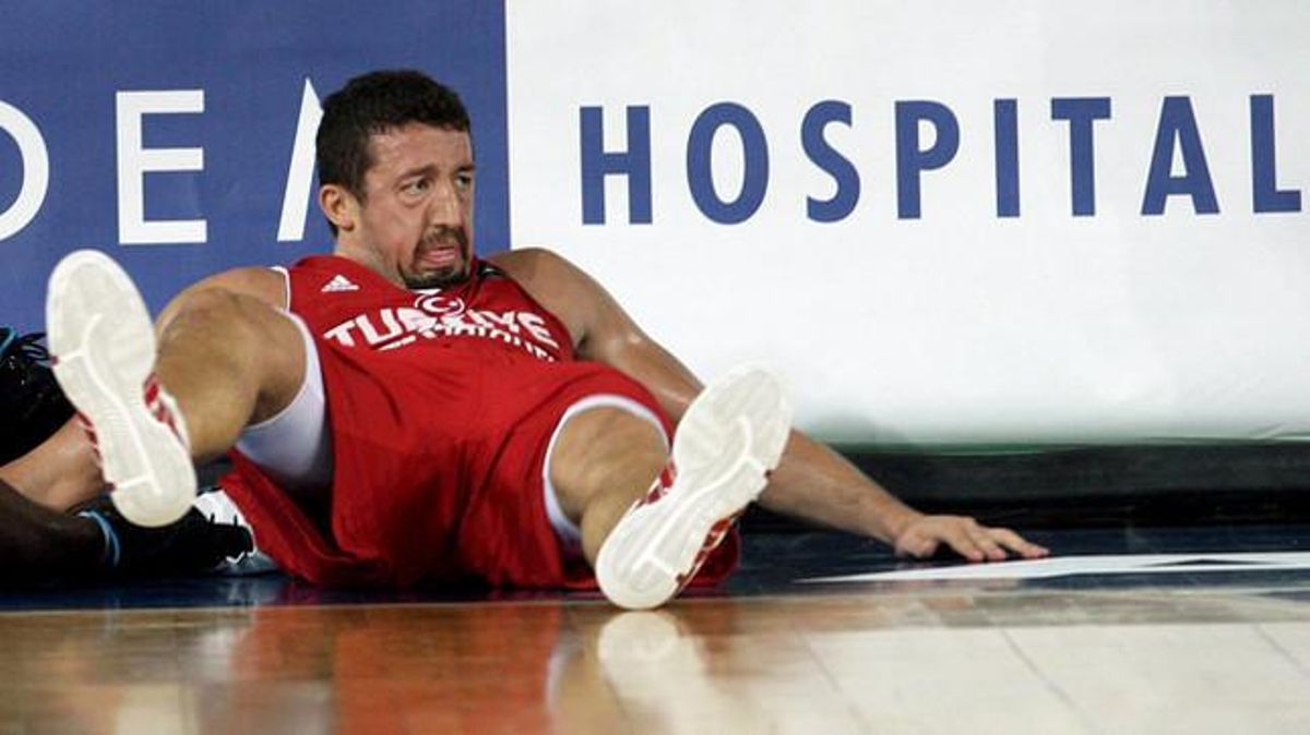El turc Hidayet Turkoglu cau a terra durant el partit entre Grècia i Turquia.