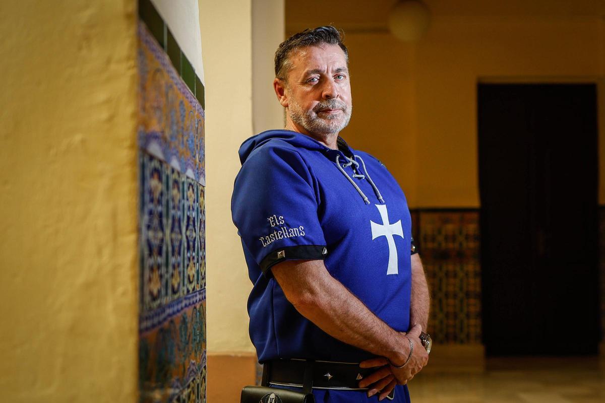 El capitán cristiano de la comparsa Els Castellans, Luis López.