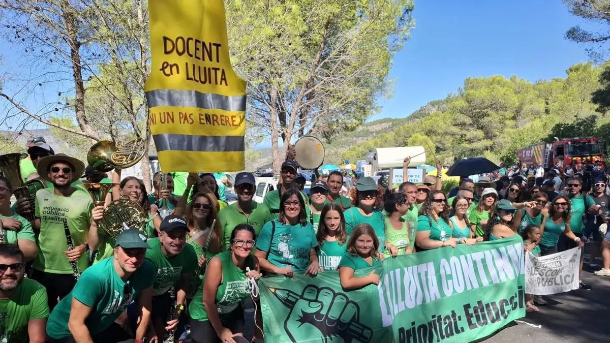 Los docentes de la Safor se concentraron con motivo del paso de la Vuelta Ciclista a España por la comarca