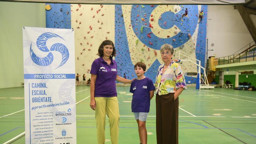Julia y Artai, la abuela y el nieto que se aventuran a escalar el rocódromo de Riazor: "Nos vamos a ayudar el uno al otro"