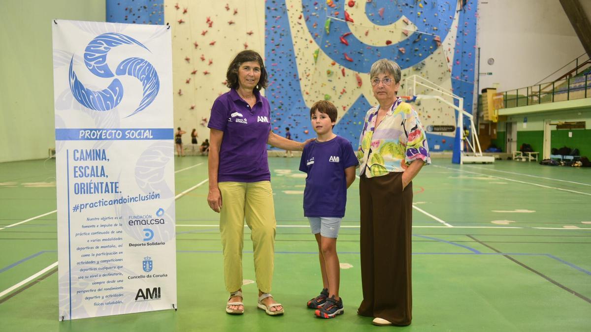 Julia y Artai, la abuela y el nieto que se aventuran a escalar el rocódromo de Riazor: "Nos vamos a ayudar el uno al otro"