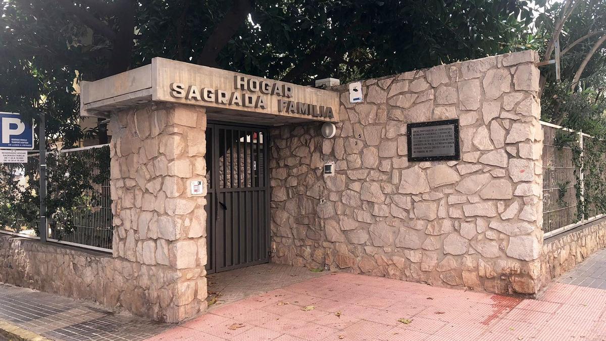 El Ayuntamiento cerrará la residencia Hogar Sagrada Familia y reubicará a sus 64 usuarios.
