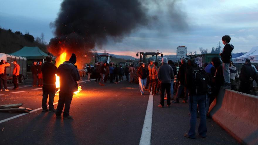 Imatges de la seixantena de tractors i declaracions de Pere Noguera (Agricultor)