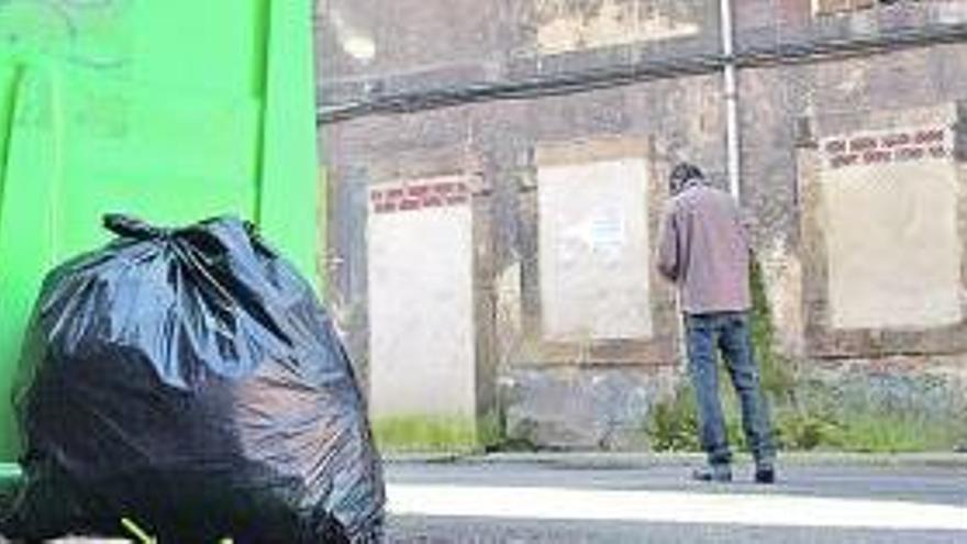 Una bolsa de basura en la vía pública, en Pola. / F. T.