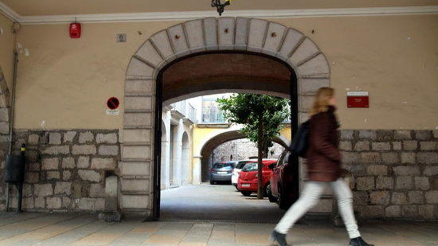 L&#039;entrada a la seu del bisbat de Girona.