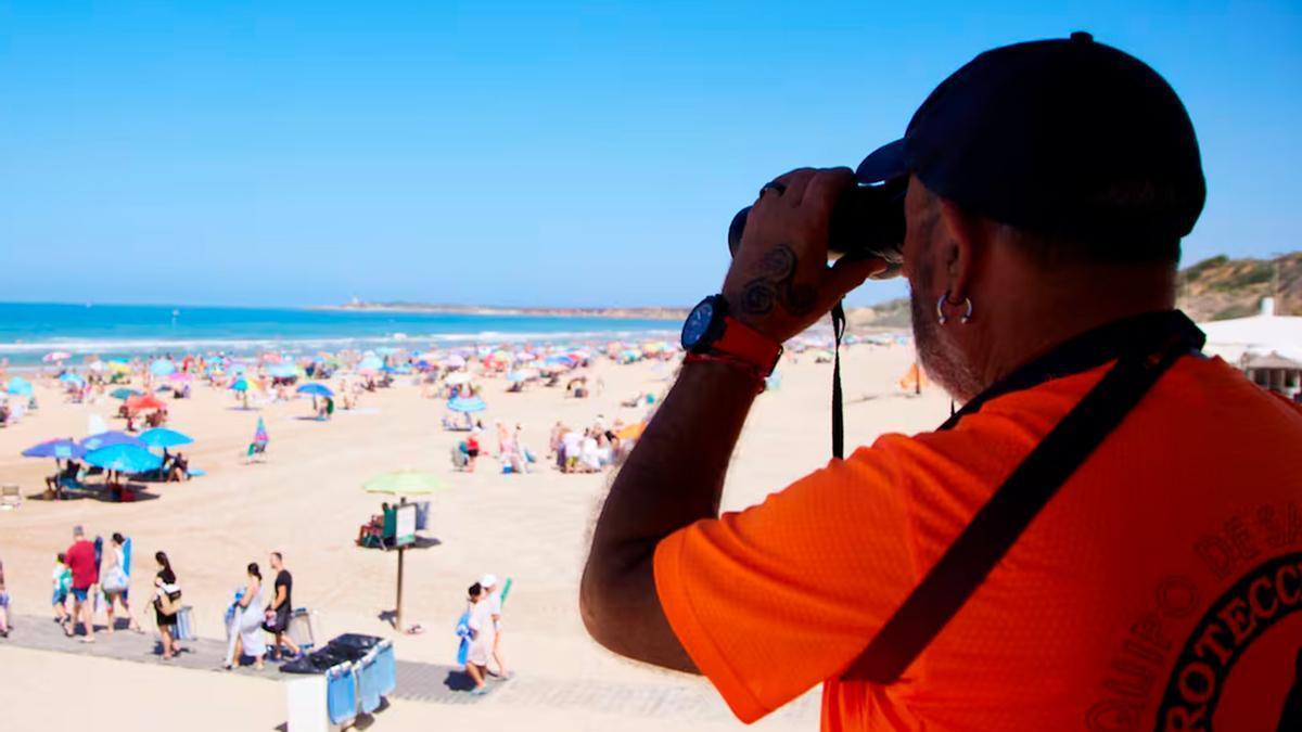 Protección Civil en labores de vigilancia en una playa andaluza.
