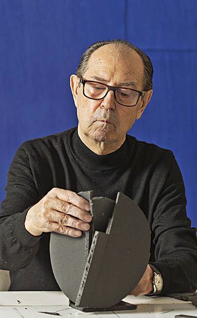 Rafael Canogar, con una maqueta de la escultura. | F. Azcona