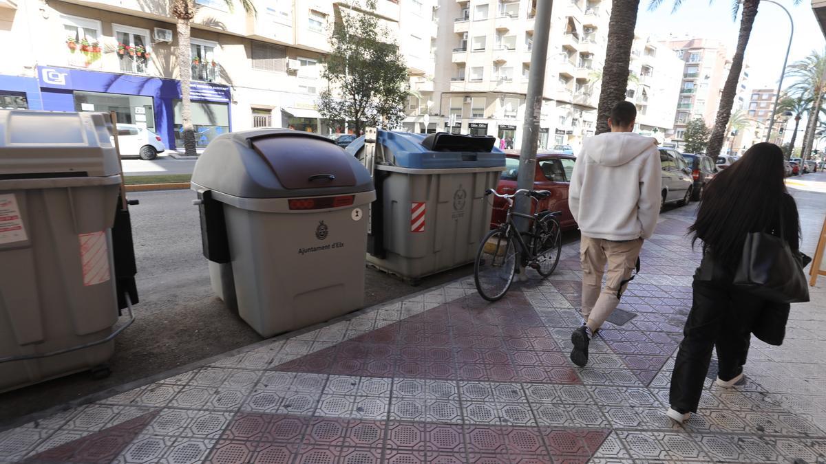 Un contenedor para basura orgánica, en la calle Pedro Juan Perpiñán