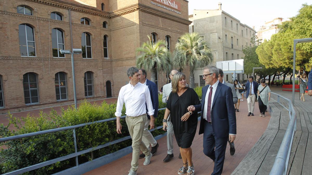 José Guirao junto a la alcaldesa y autoridades en su visita al Centro Cultural Tecla Sala de L'Hospitalet