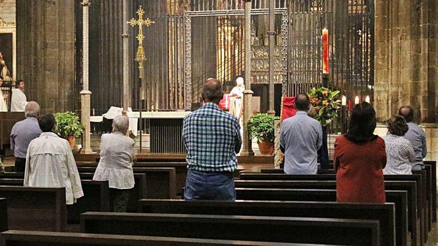 Una trentena de feligresos reprenen les misses presencials a la Catedral