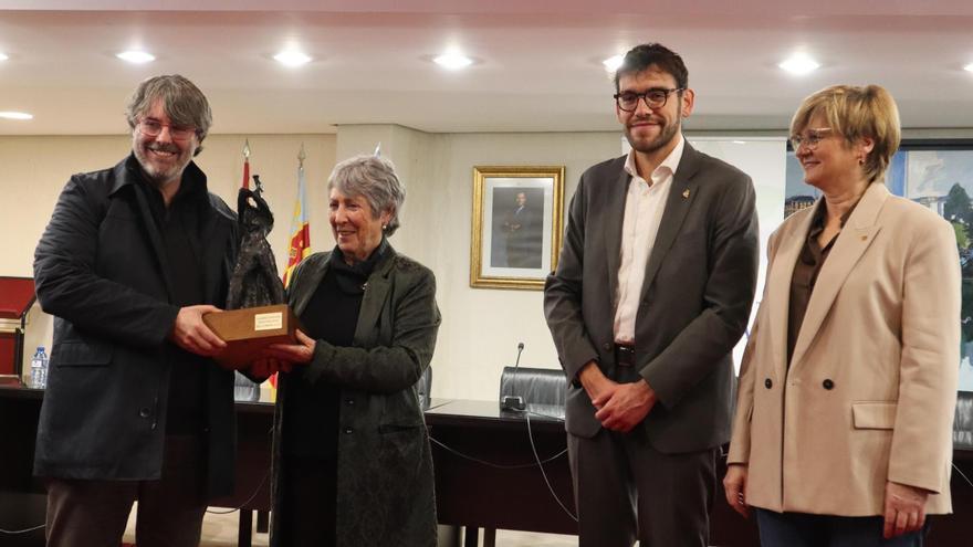 Los familiares de Ramón García, con el Guardó, junto a las autoridades.