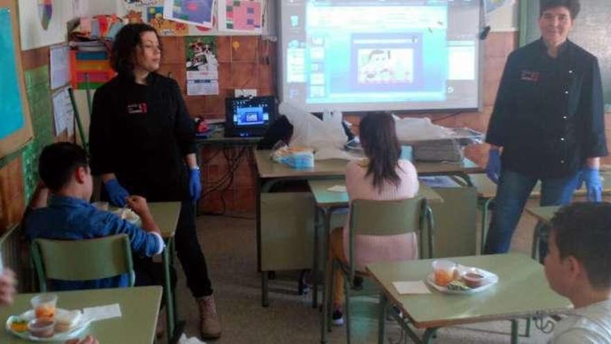 Niños del colegio de San Isidro degustando el desayuno.