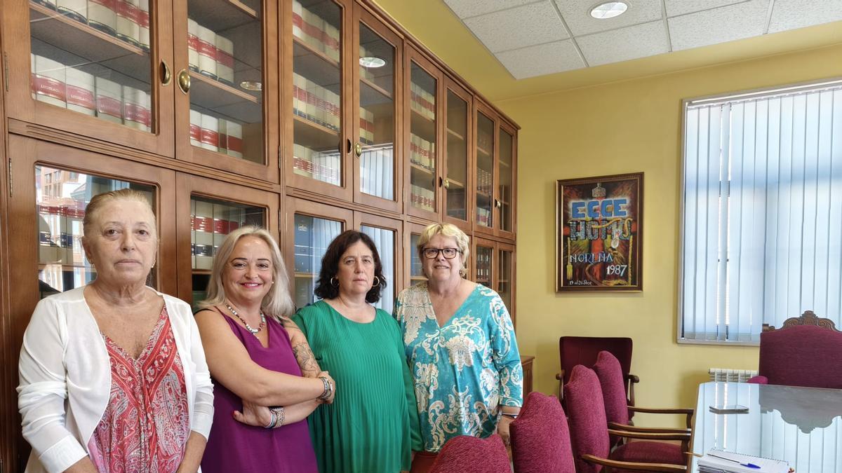 Amparo Antuña, primera por la izquierda, con Pilar Cuesta, María Luisa Fonseca y Patricia Redondo, este lunes, en el Ayuntamiento.