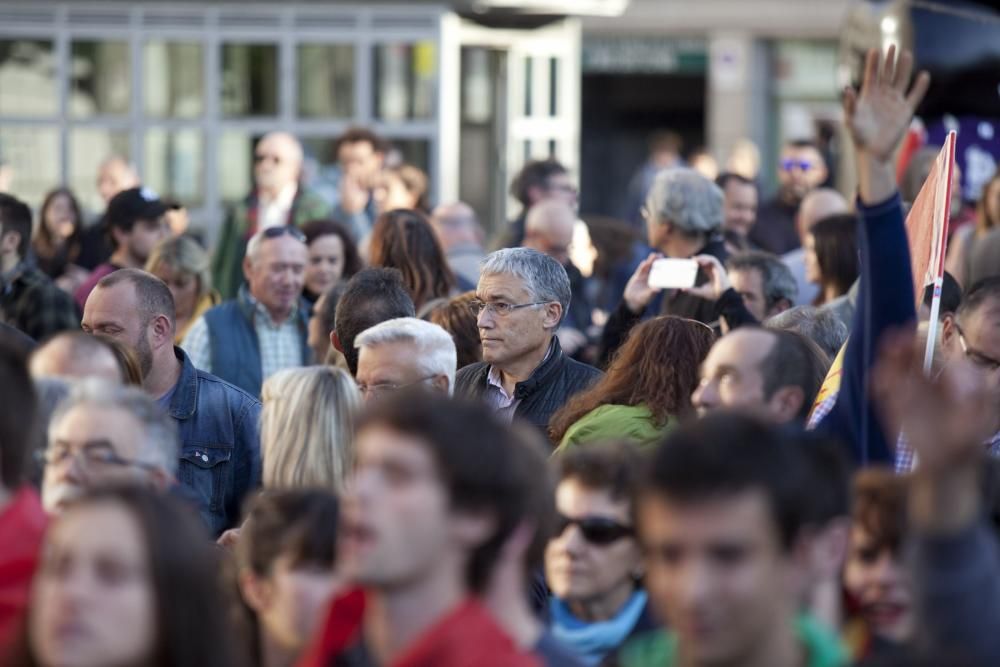 Ambiente en la calle durante la entrada a los premios y concentración antimonarquía