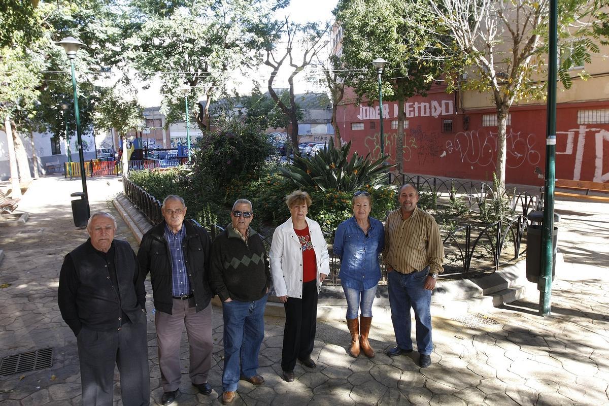 Vecinos de Ardira en 2012 en la plaza de Avicena, con el parque infantil que ha sido eliminado detrás.