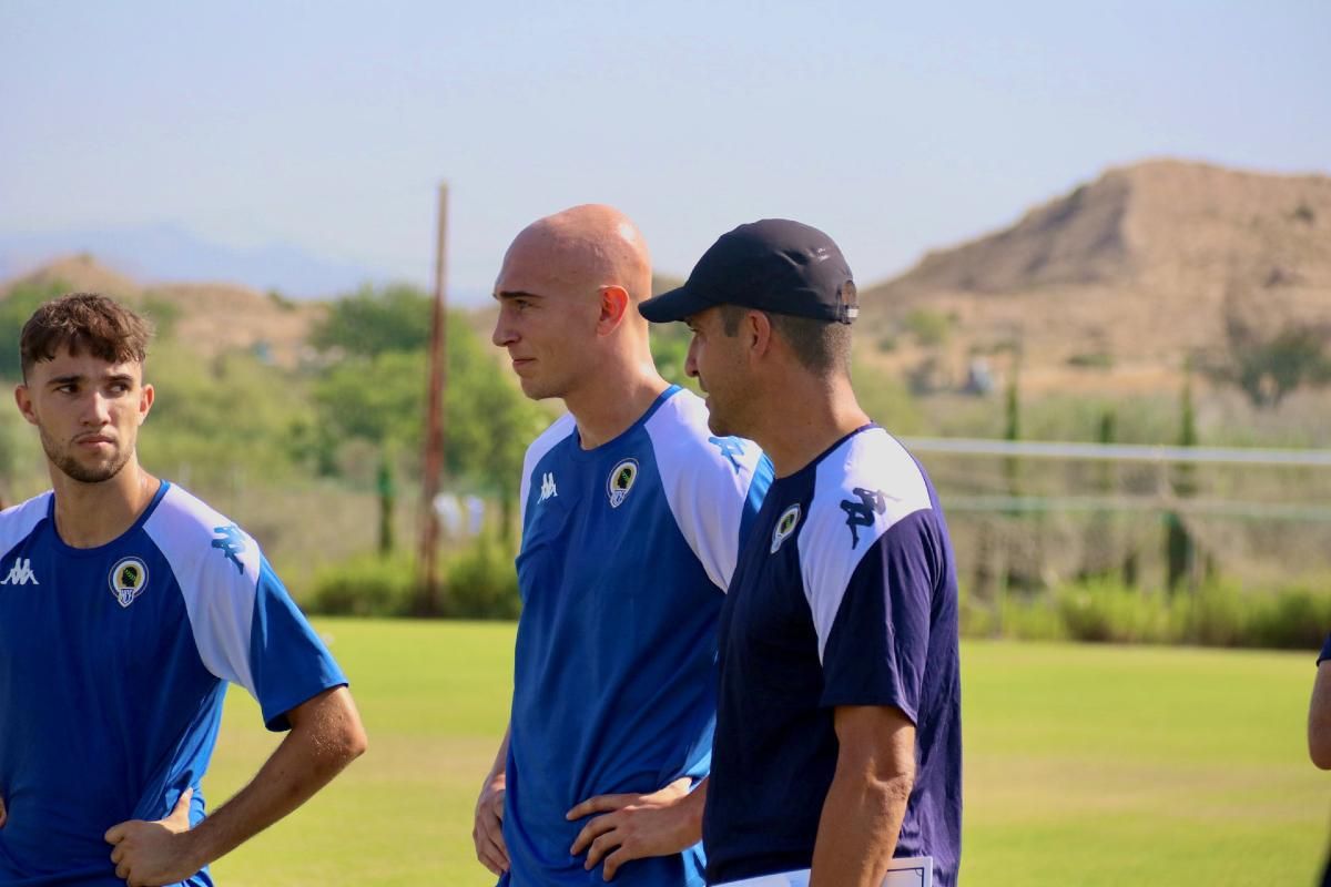 Javier Rentero, en su primer día como blanquiazul a las órdenes de Rubén Torrecilla, bajo la atenta mirada del canterano Guti