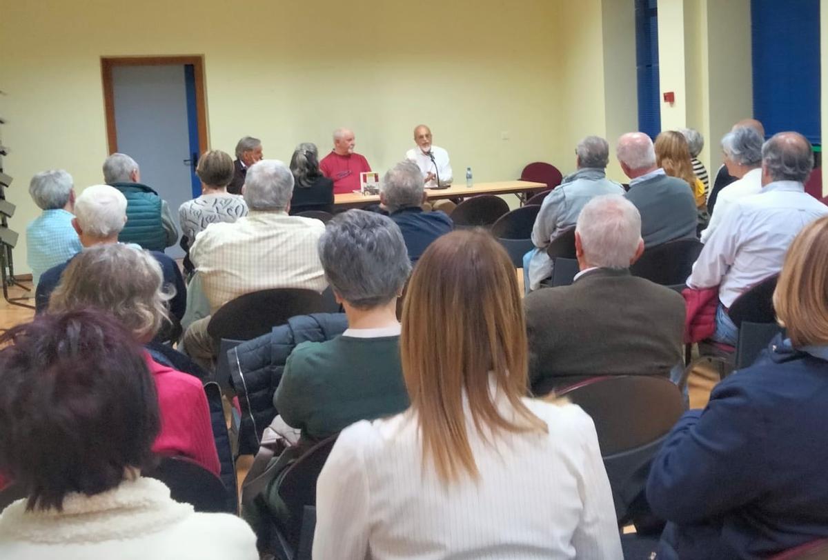 Por la izquierda, Julio Arbesú, Alejandro Álvarez y Gerardo Iglesias Campa durante la presentación en El Entrego del libro "No era imposible (Crónica del conflicto laboral en Duro Felguera 1989-1999"