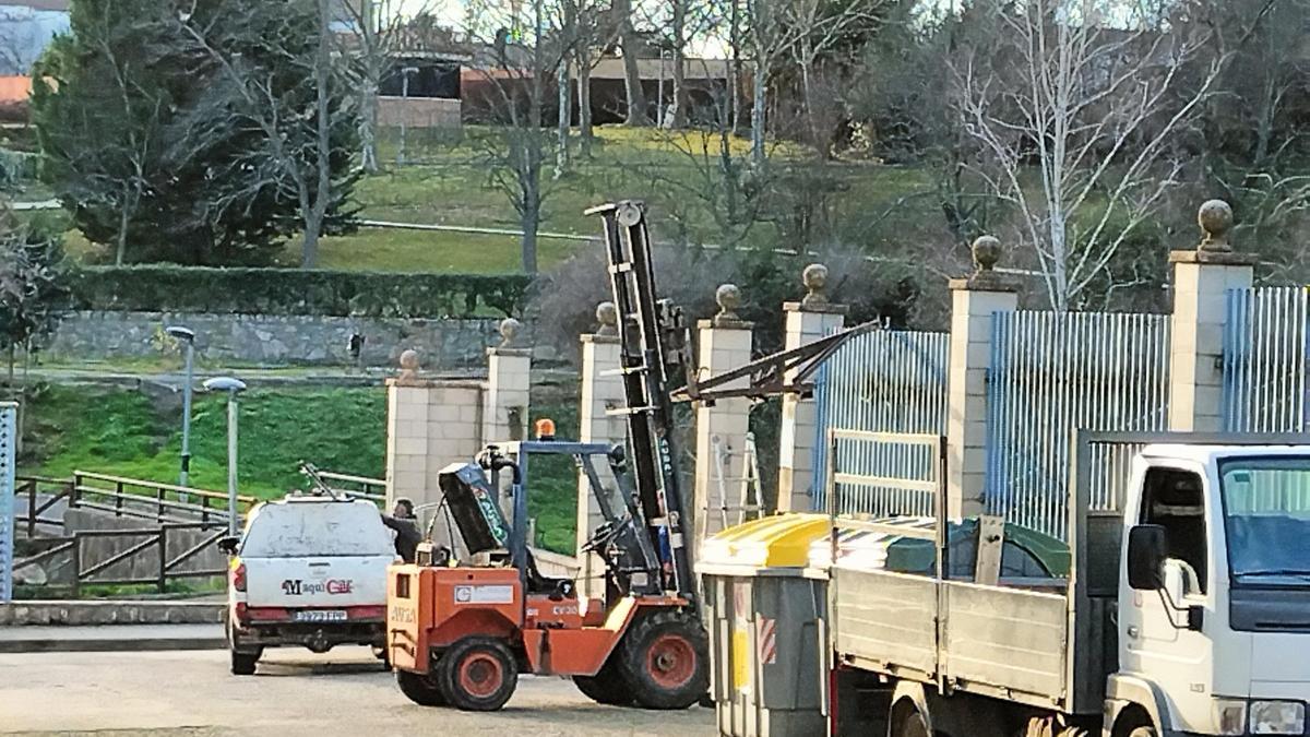 Una máquina trabaja en la retirada de los vallados de hierro en el exterior del parque.