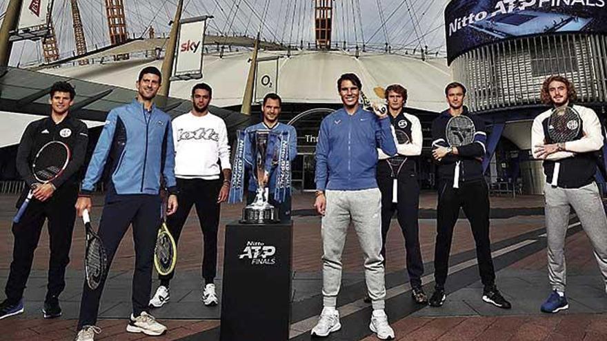 Thiem, Djokovic, Berretini, Federer, Nadal, Zverev, Medvedev y Tsitsipas posan en Londres con la Copa de Maestros de las Finales ATP.