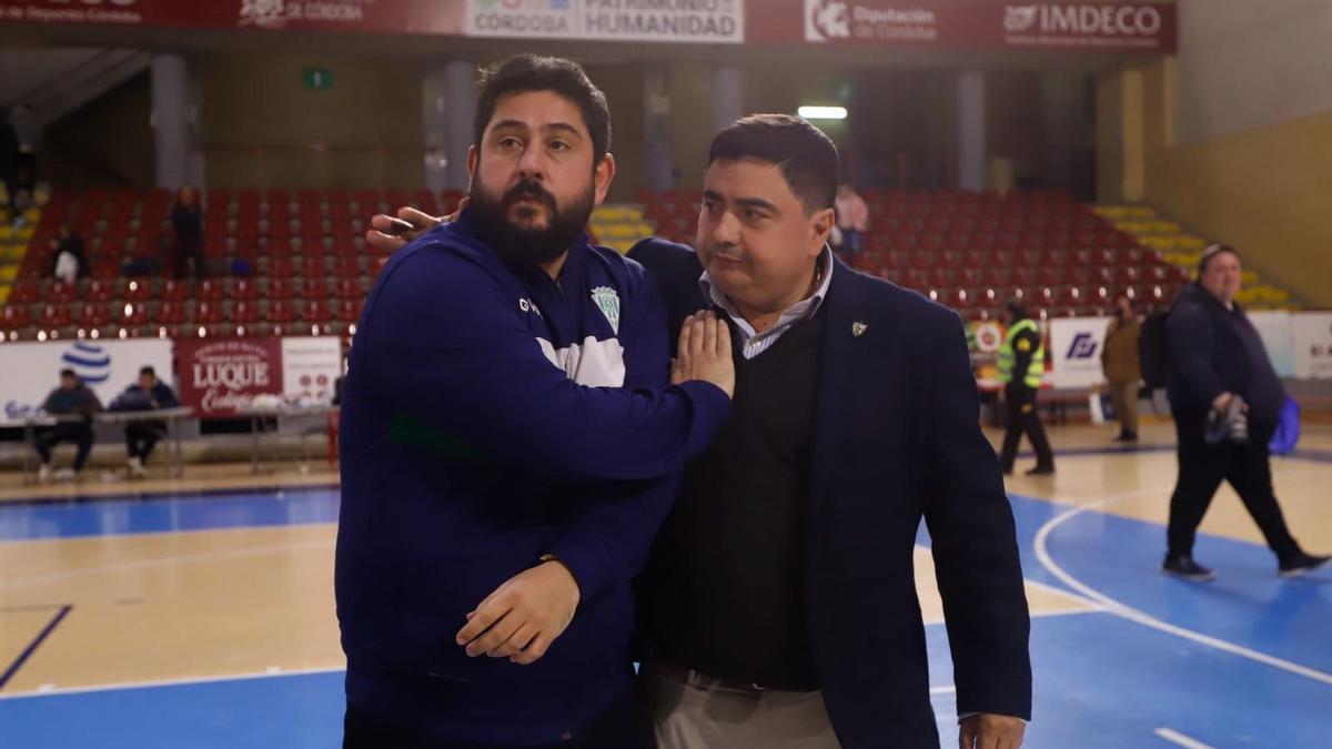 José García Román y Josan González, presidente y entrenador del Córdoba Futsal, se abrazan en la pista tras la eliminación en la Copa del Rey ante el Noia.