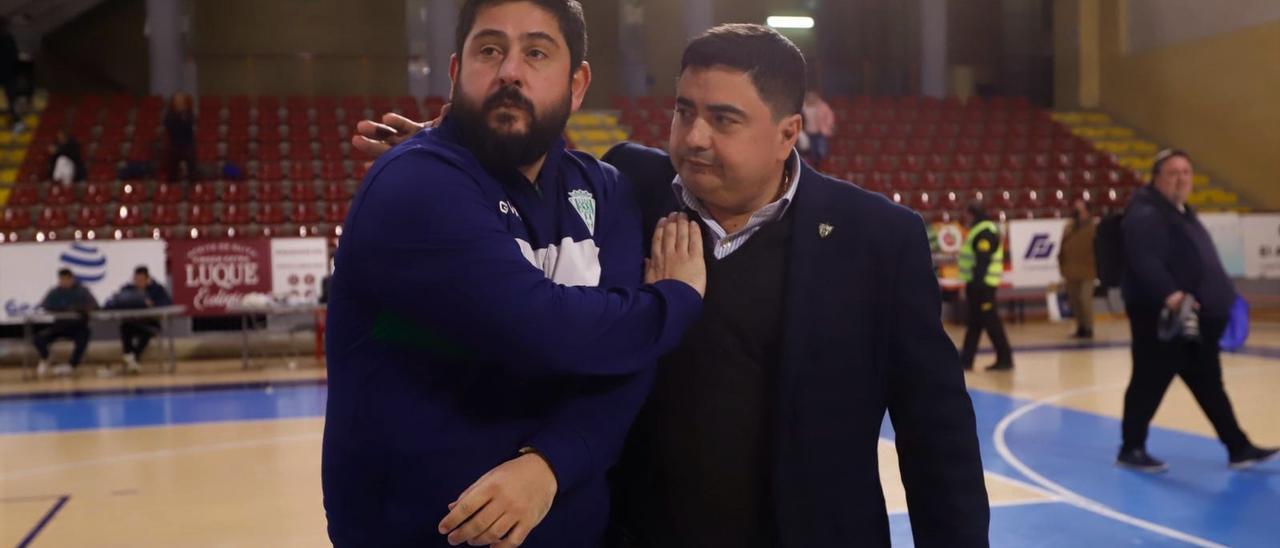 José García Román y Josan González, presidente y entrenador del Córdoba Futsal, se abrazan en la pista tras la eliminación en la Copa del Rey ante el Noia.