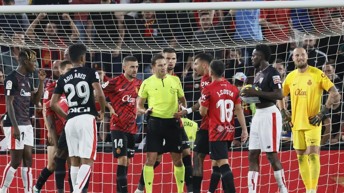 Figueroa Vázquez, rodeado de jugadores del Mallorca tras señalar el penalti.