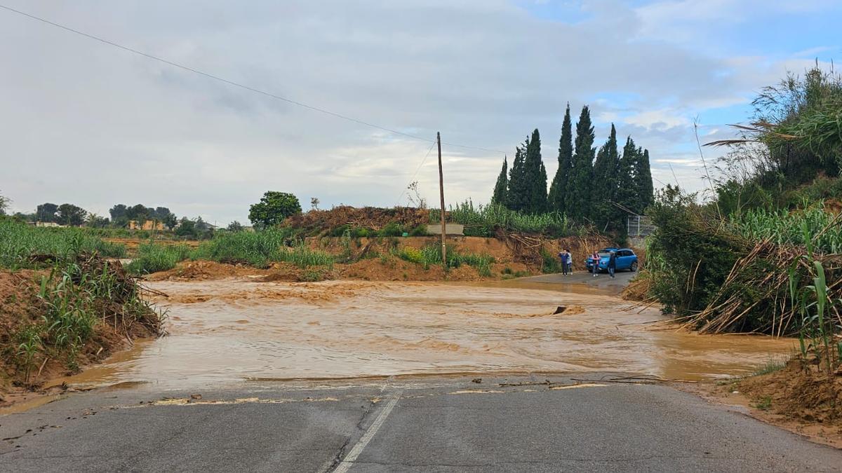 Cortan la carretera que cruza el barranco de l'Horteta en Torrent por las fuertes lluvias