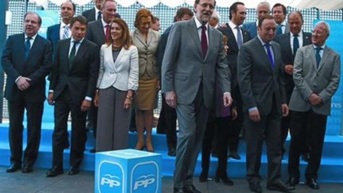 Rajoy posa con los barones y la cúpula del PP antes del almuerzo de trabajo, ayer.