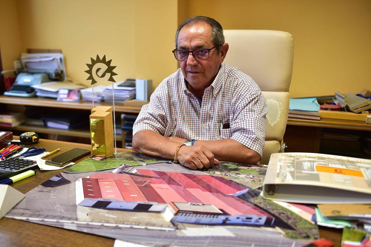 Juan Manzano, fundador de Carpintería Manzano, con su premio a la Trayectoria Empresarial.