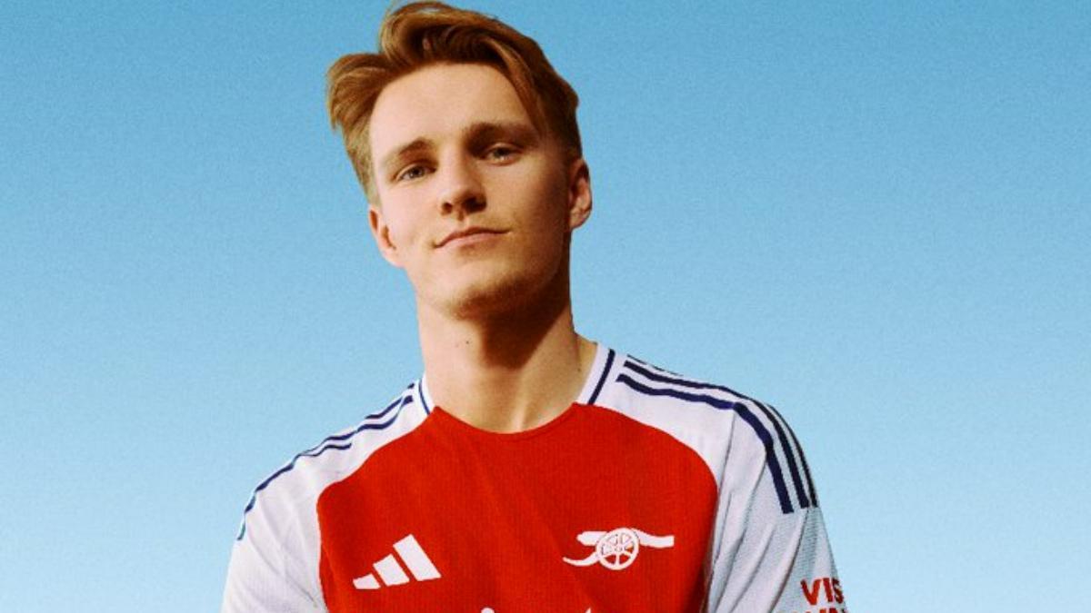 Martin Odegaard, posando con la camiseta local del Arsenal para la próxima temporada