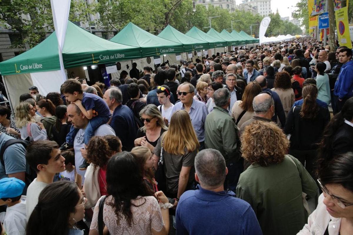 Calles abarrotadas en el centro de Barcelona por Sant Jordi