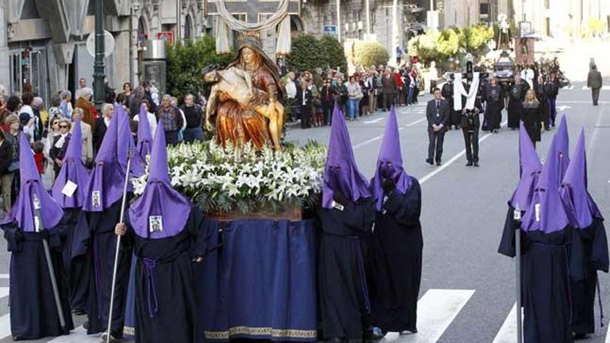 Procesión de Semana Santa en Vigo // J. Lores