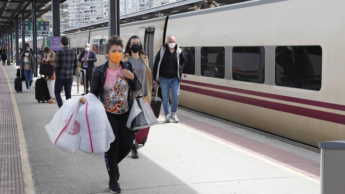 Pasajeros del Alvia, en la estación de Guixar