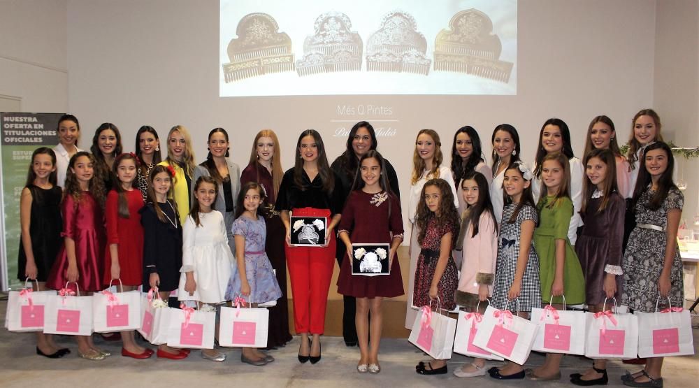 Entrega de las peinetas del "segundo traje" de las falleras mayores y cortes 2019