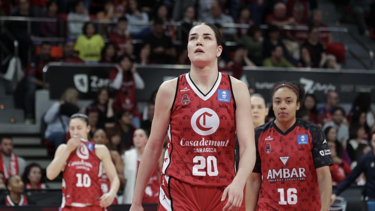 Nerea Hermosa mira hacia arriba en el partido de Copa de la Reina ante Perfumerías Avenida