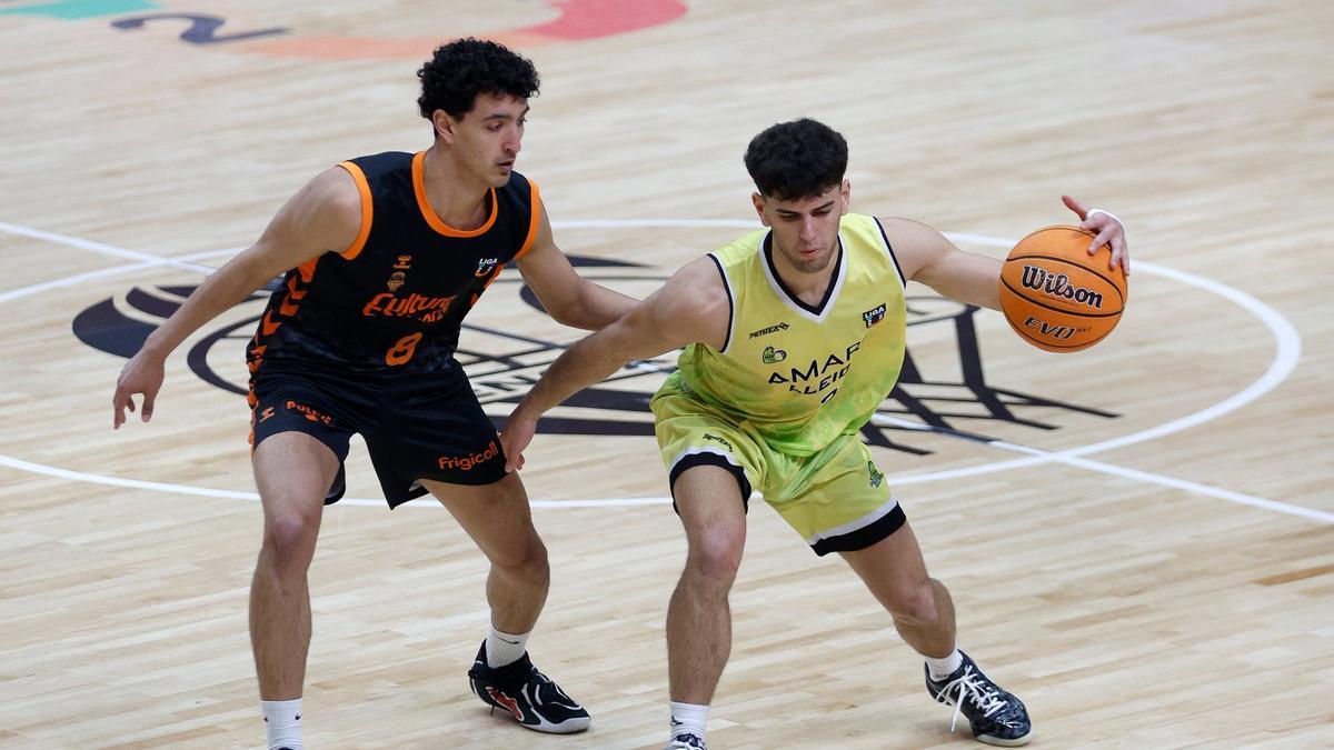 Lance de juego en el duelo entre Valencia Basket y Bàsquet Girona