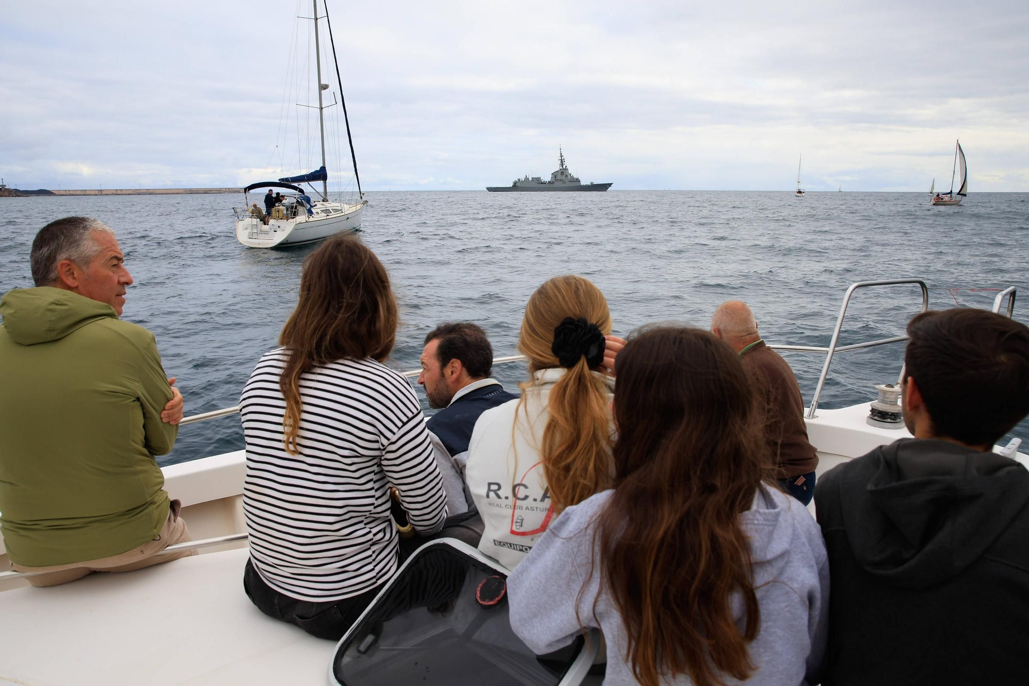 En imágenes: así se despidieron más de 40 embarcaciones del "Elcano" y la "Blas de Lezo" surcando la costa de Gijón