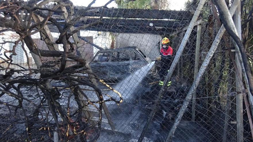 Arde un coche clásico en un incendio en el Tossalet de Xàbia