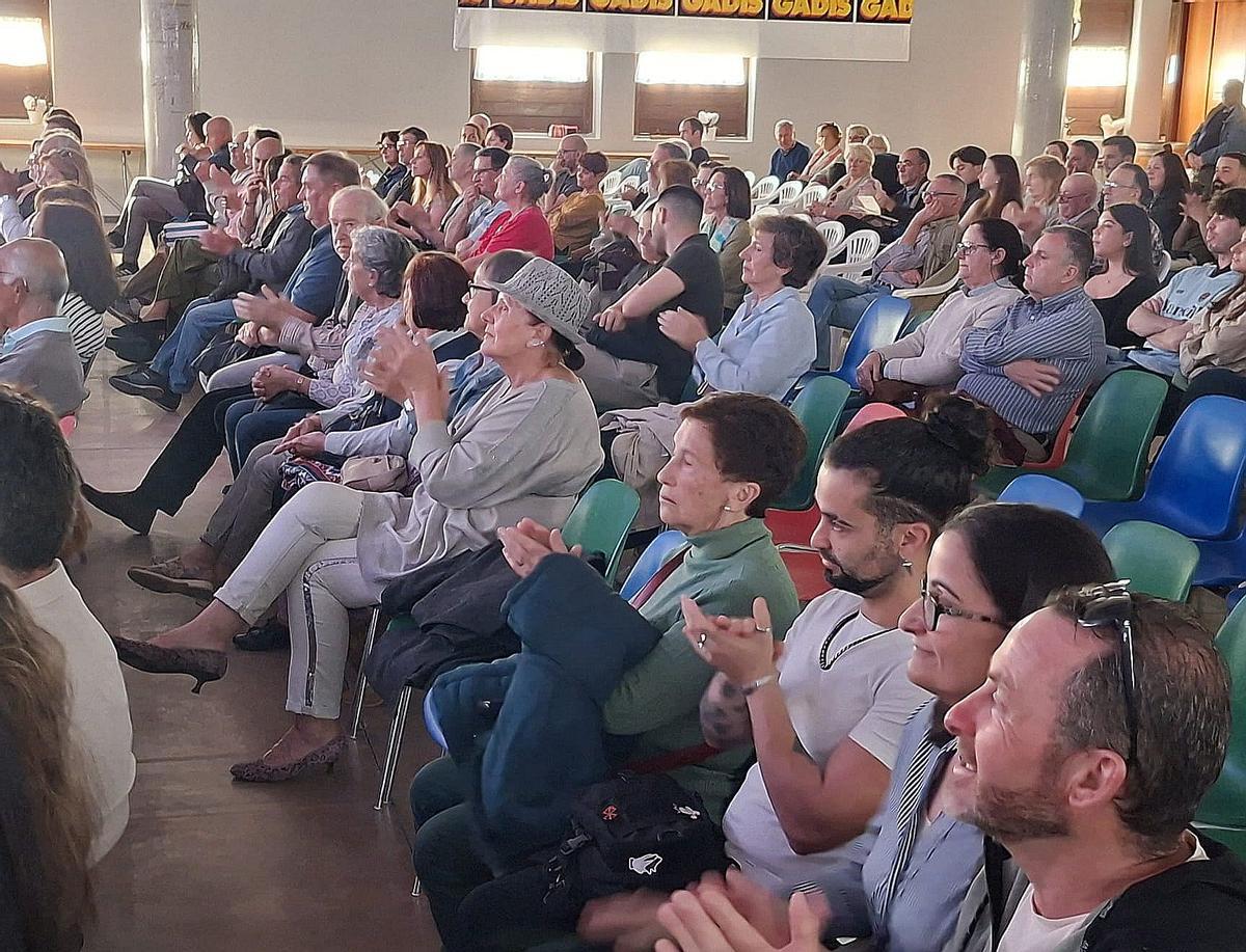 Público asistente al concierto de la orquesta Gaos en Cambados.